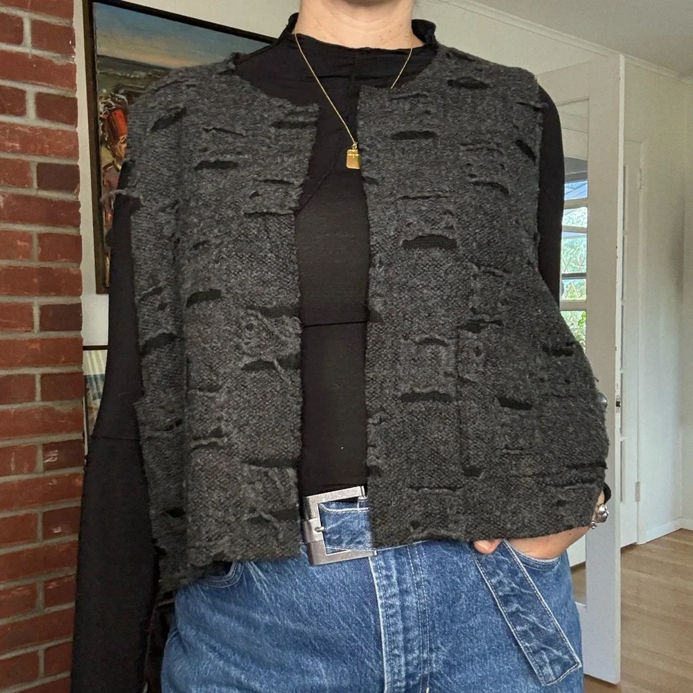Chic Textured Charcoal Sleeveless Vest - Picture 3 of 10